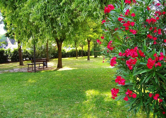 Villetta A Schiera Salina Con Giardino Privato E Portico